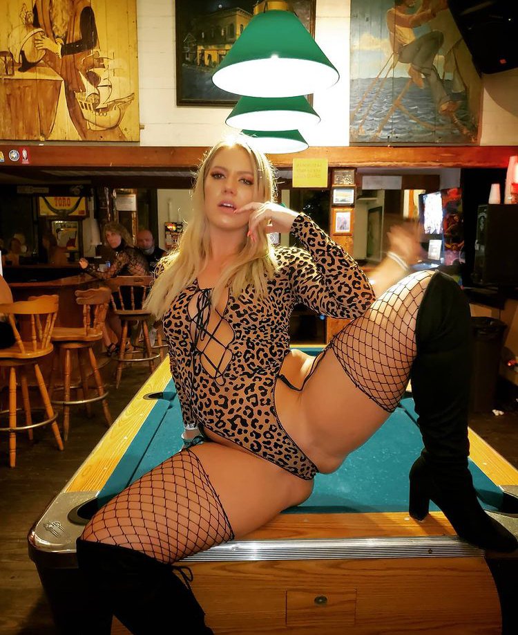 Rozpalająca modelka